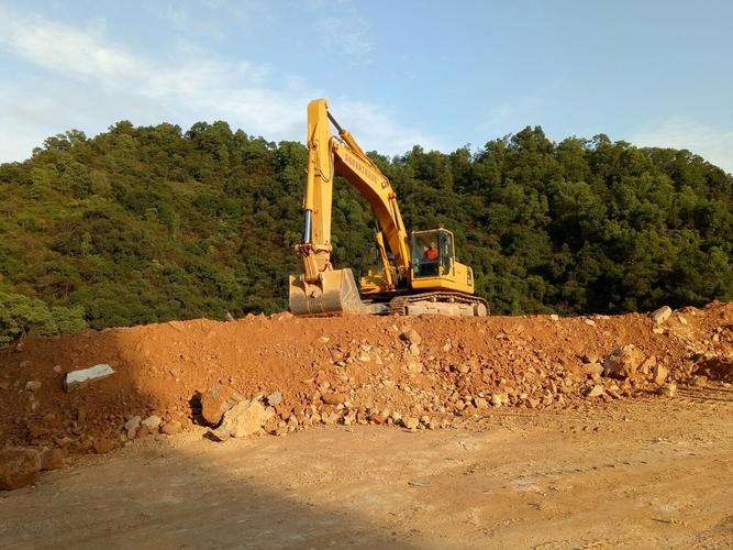 下坪渗滤液处理二厂施工现场扎实推进土石方作业